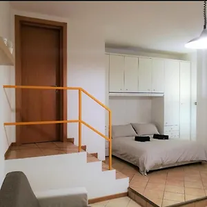 https://farolfi-apartments-carracci.emilia-romagnahotels.net